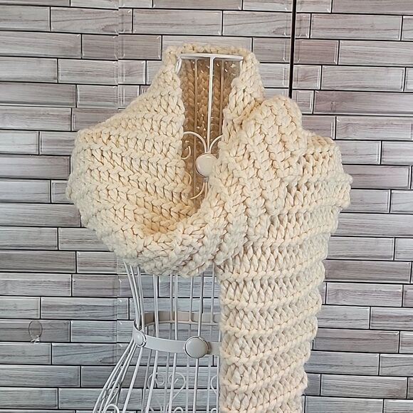 Handmade chunky knit scarf in a cape style - Picture 5 of 9